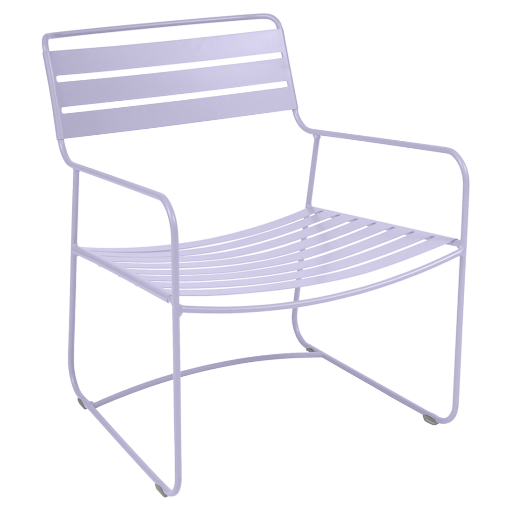 Une chaise moderne en métal violet clair guimauve au design minimaliste, dotée d'une structure fine et de lattes horizontales sur l'assise et le dossier.