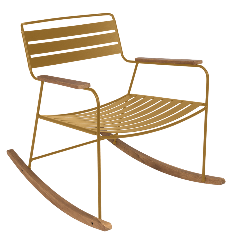 Une chaise à bascule moderne en métal vert olive avec des accoudoirs en bois sur un fond rayé neutre.
