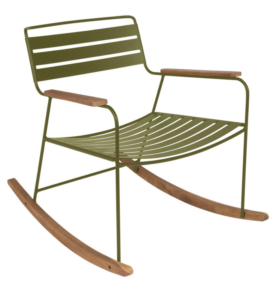 Une chaise à bascule contemporaine avec une structure en métal vert et des bascules en bois, isolées sur un fond transparent.