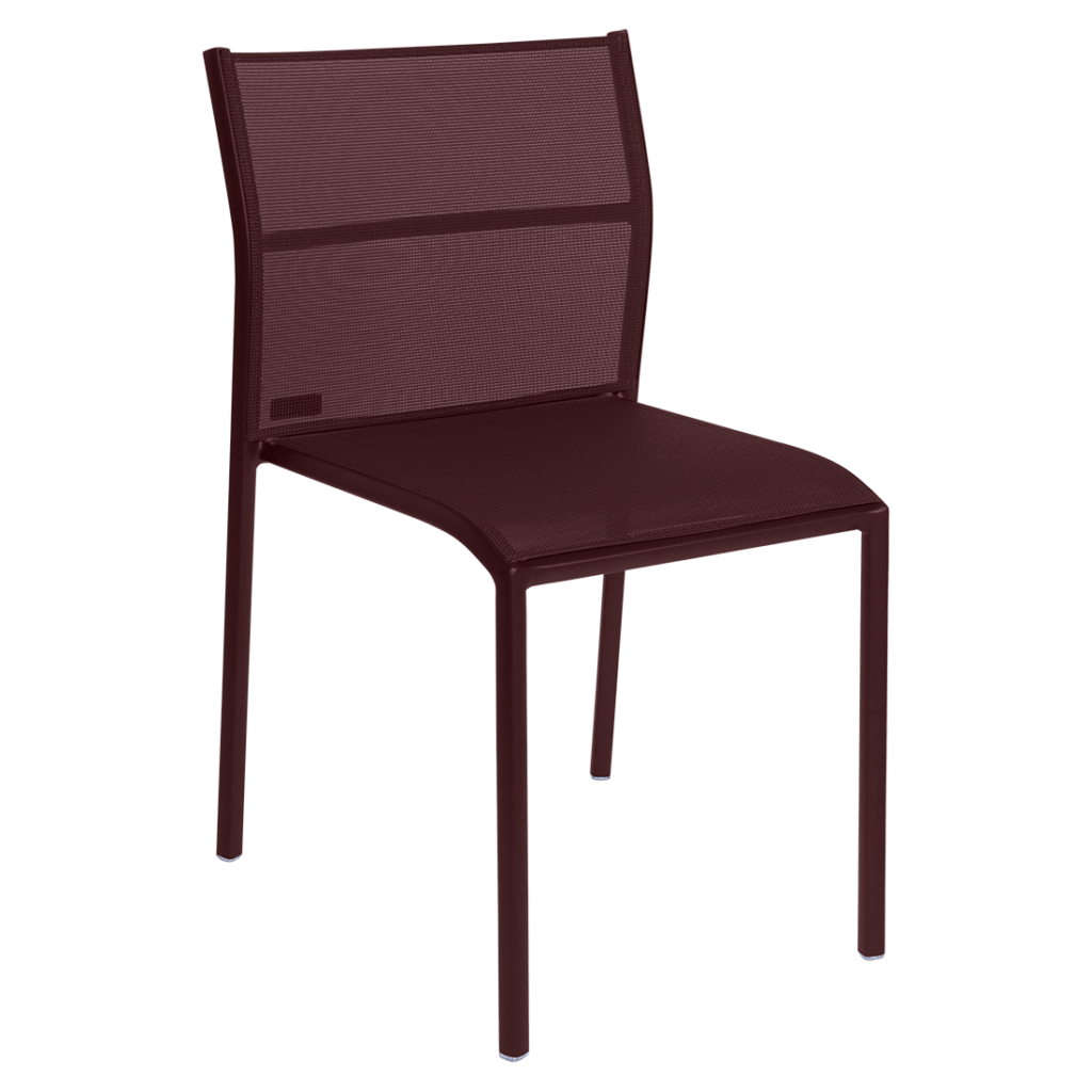 Une chaise Cadiz moderne en maille marron foncé avec un dossier droit et une assise carrée, conçue pour un style et un confort minimalistes.