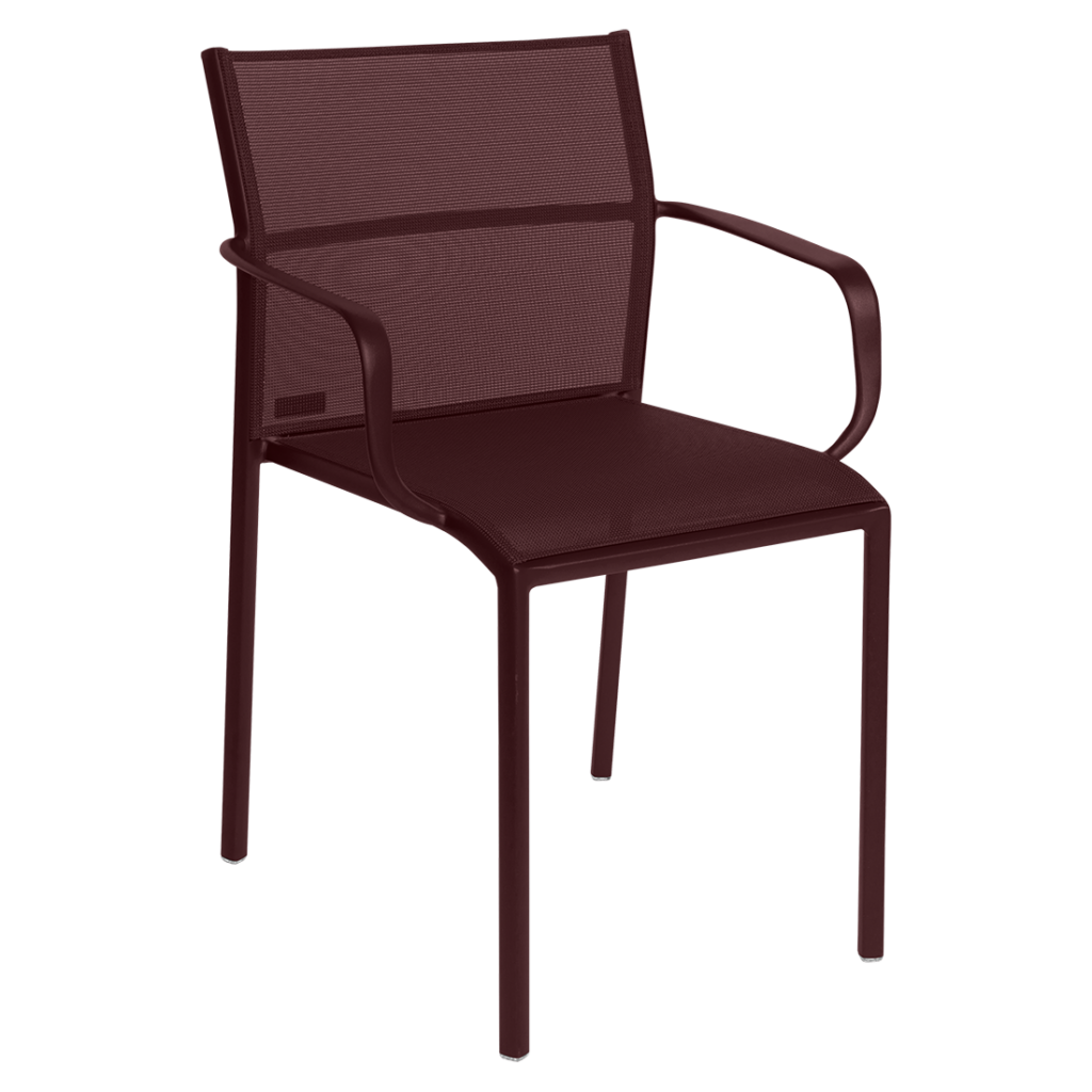 Une chaise Cadiz moderne en plastique marron foncé avec accoudoirs, avec un motif en maille sur le dossier et l'assise.