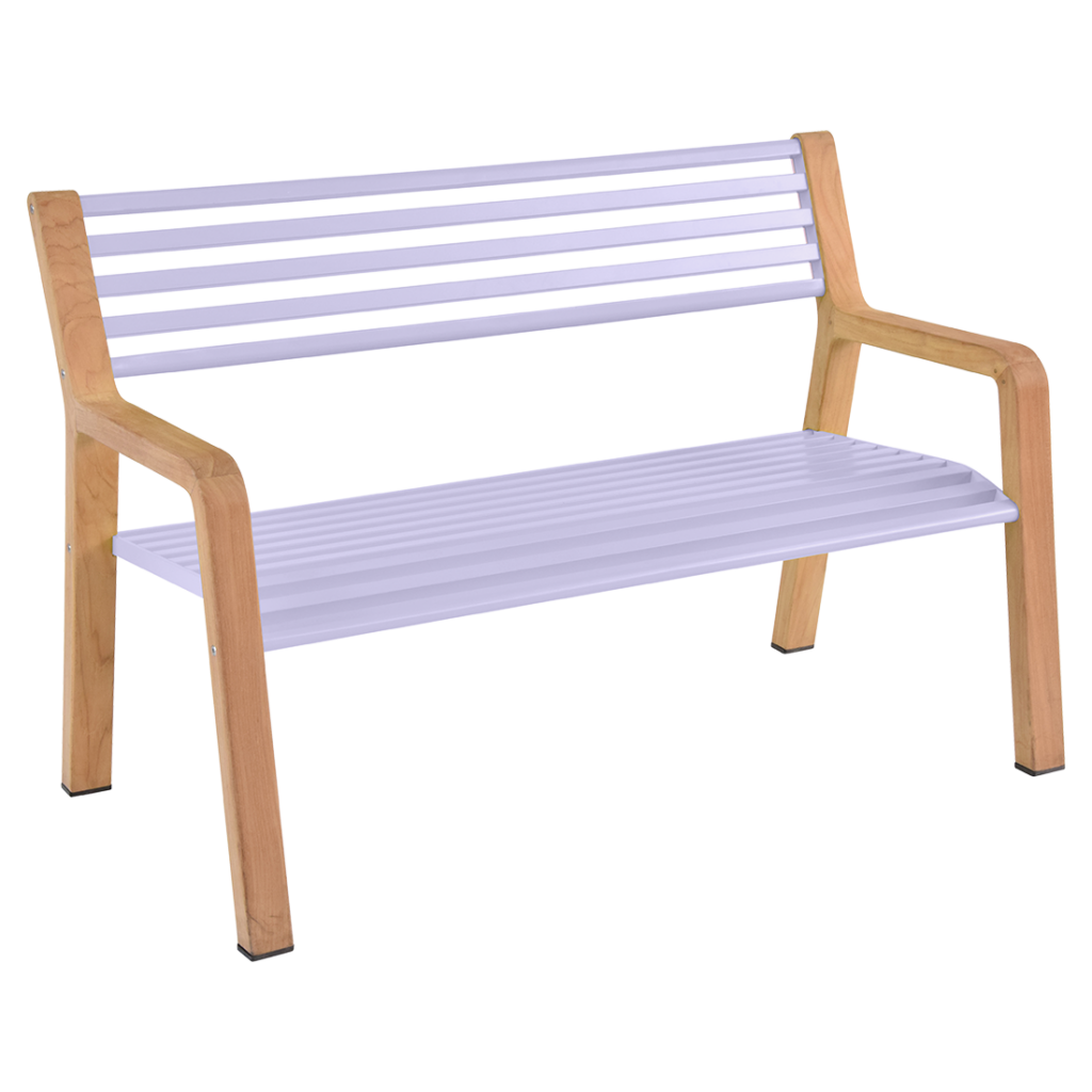 Banc à lattes en métal blanc Banc Somerset avec accoudoirs en bois clair sur fond transparent.