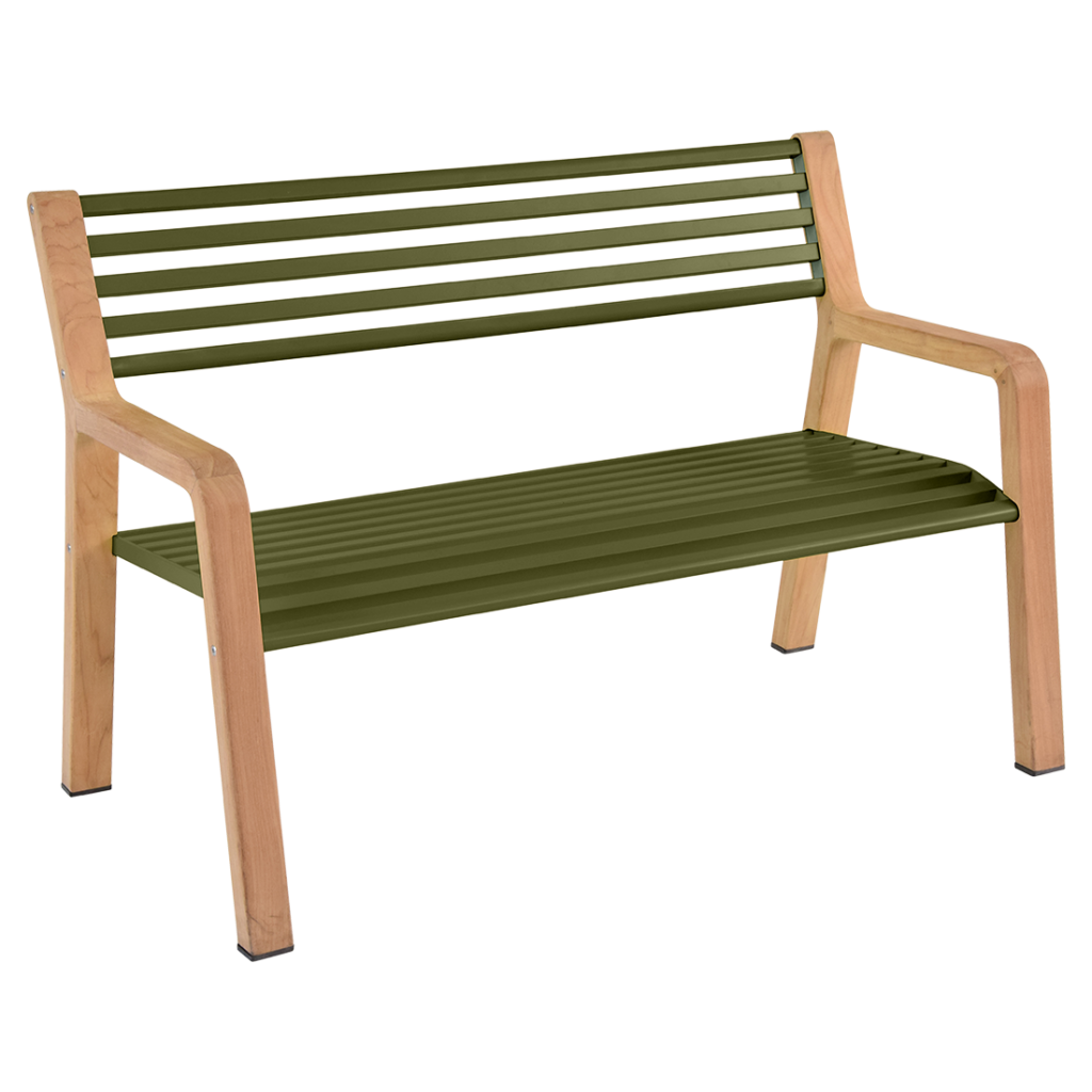 Un banc de parc Banc Somerset en bois avec des lattes en métal vert pour l'assise et le dossier, avec des pieds en acier, isolés sur un fond transparent.