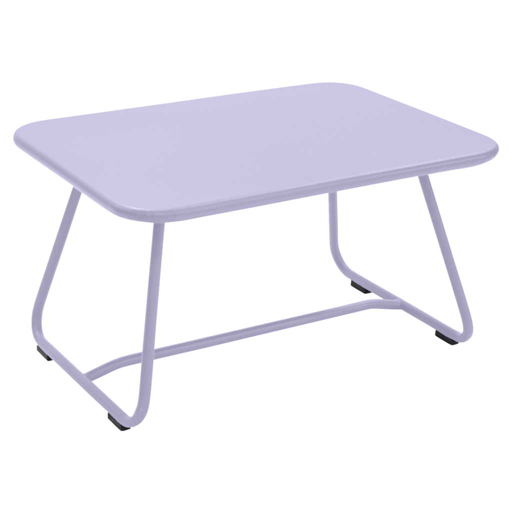 Une simple table basse pliante blanche avec une structure en métal et un plateau rectangulaire, isolée sur un fond blanc.