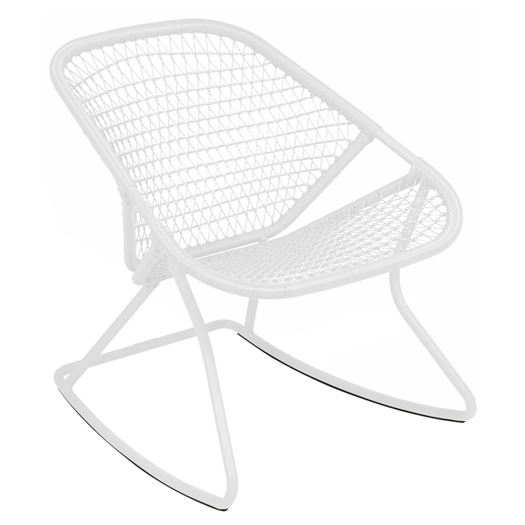 Fauteuil à bascule filaire blanc et moderne sur fond blanc, présentant un design minimaliste.