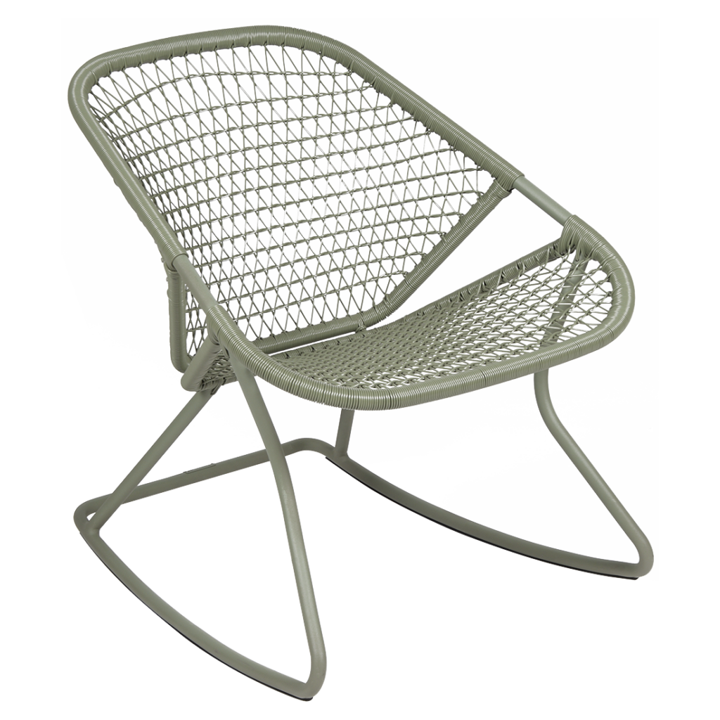 Une chaise à bascule d'extérieur verte à structure métallique avec un siège et un dossier en maille tissée, isolée sur un fond blanc.