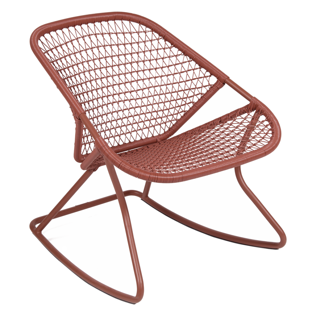 Une chaise longue moderne en fil de fer de couleur ocre rouge avec un design géométrique complexe et un cadre élégant et pliable.