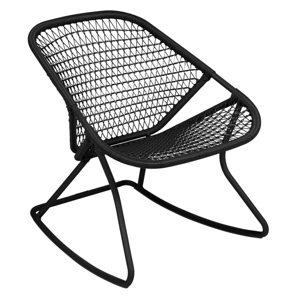 Chaise à bascule en maille noire avec dossier incliné et structure en métal, isolée sur fond transparent.