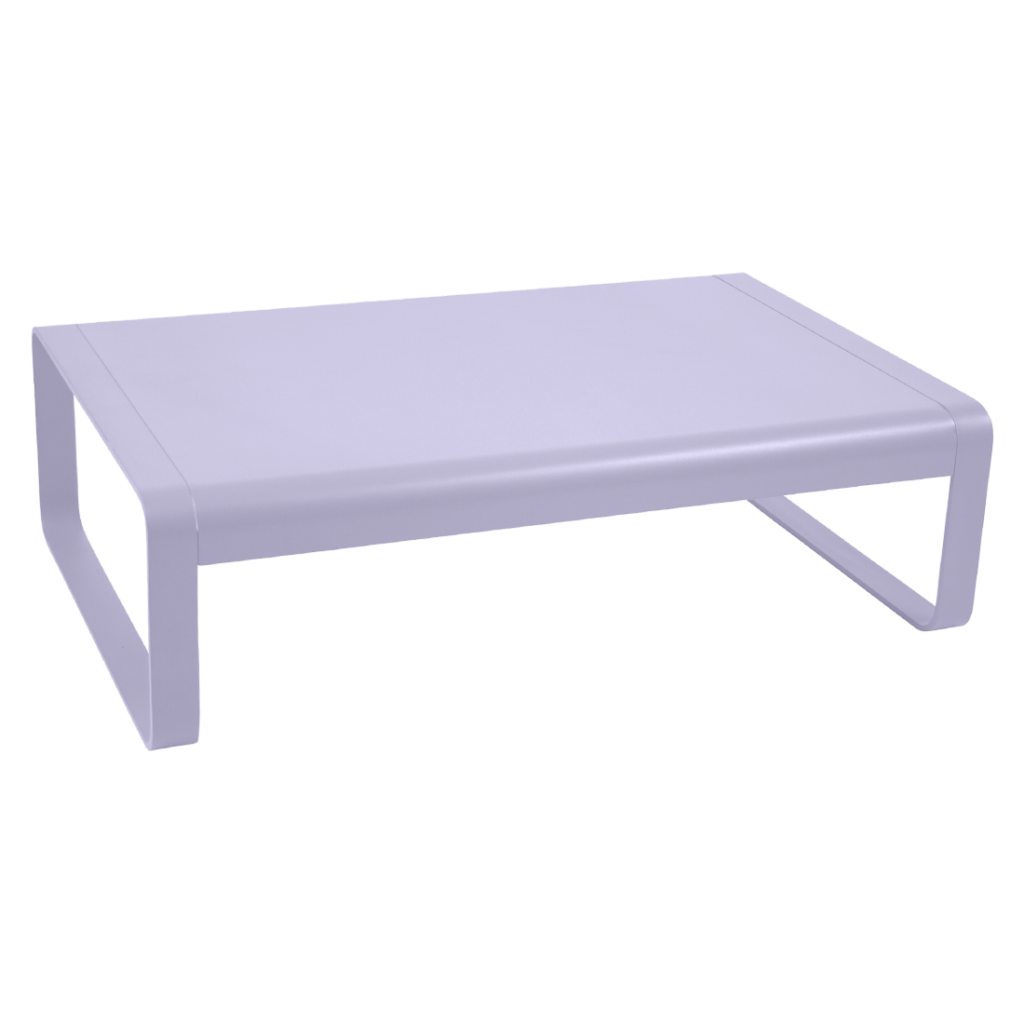 Un simple escabeau de couleur lavande, ressemblant à une teinte Guimauve, est posé sur un fond rayé.