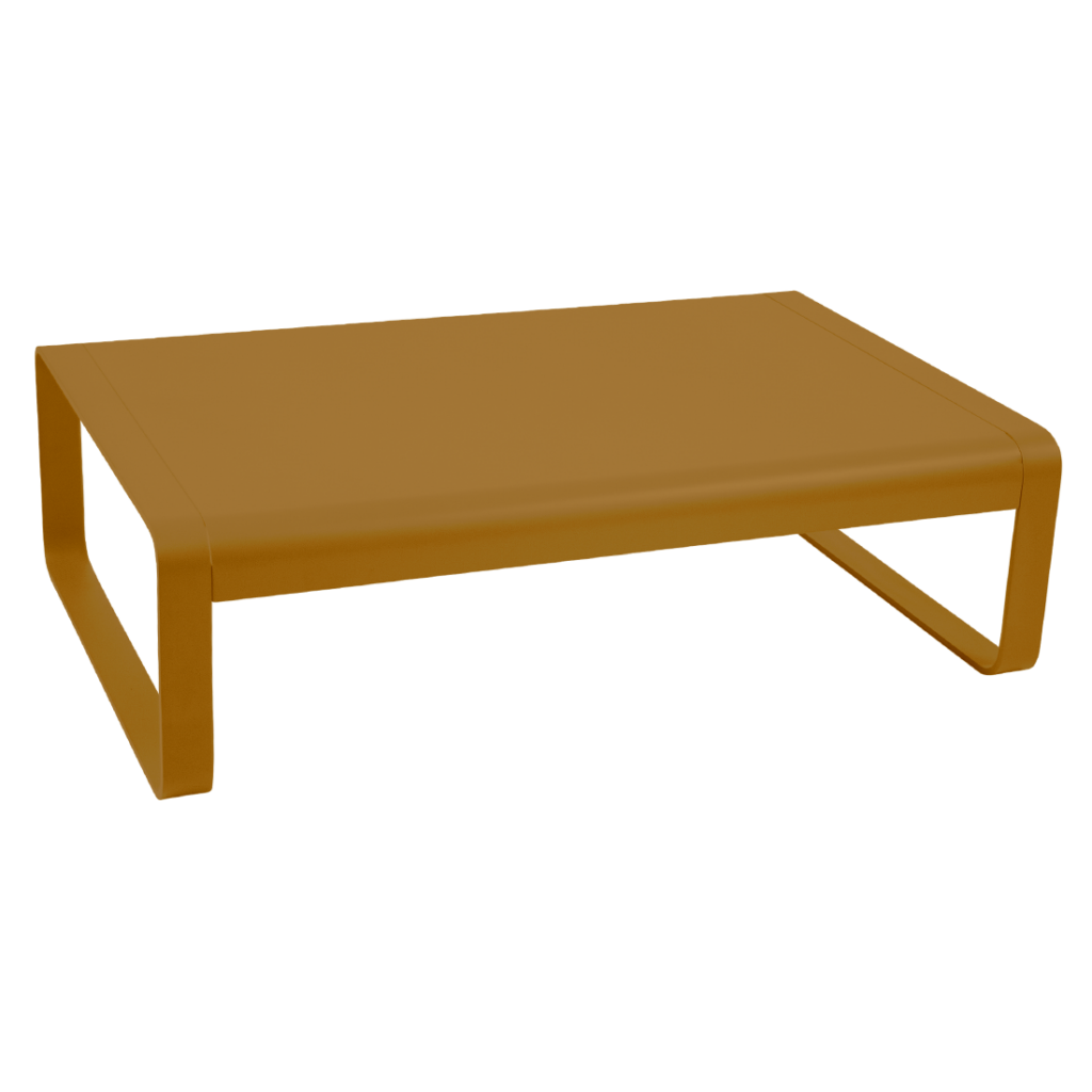 Une banquette en cuir marron minimaliste et moderne au design épuré sur fond rayé Guimauve.
