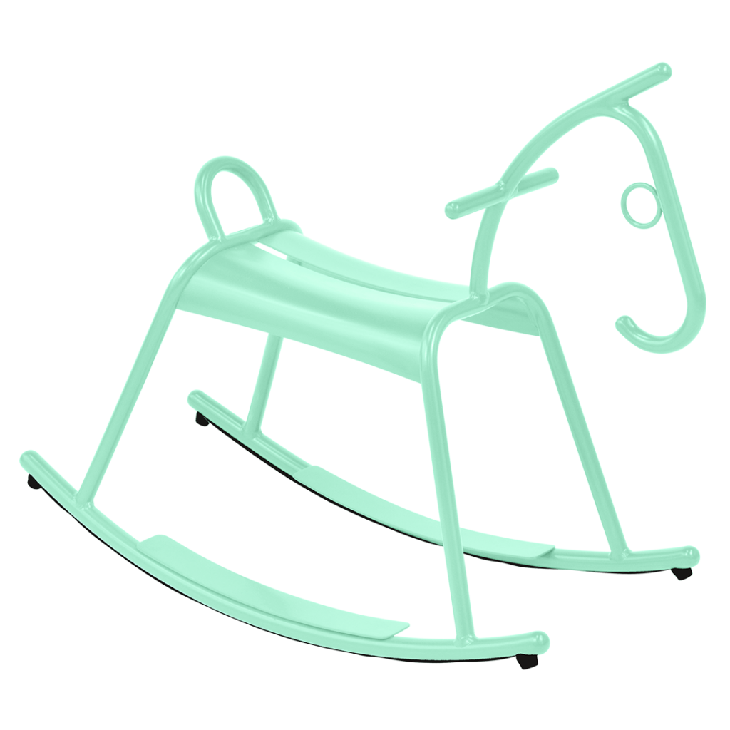 Un équipement de jeu vert menthe de style Cheval à Bascule avec poignées de sécurité et repose-pieds, isolé sur fond transparent.