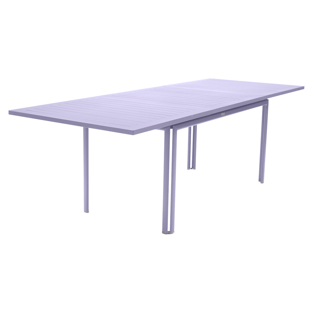 Une table violette moderne avec un plateau en forme de L et des pieds en métal élégants et angulaires, isolés sur un fond blanc, présentant un design de table extensible.