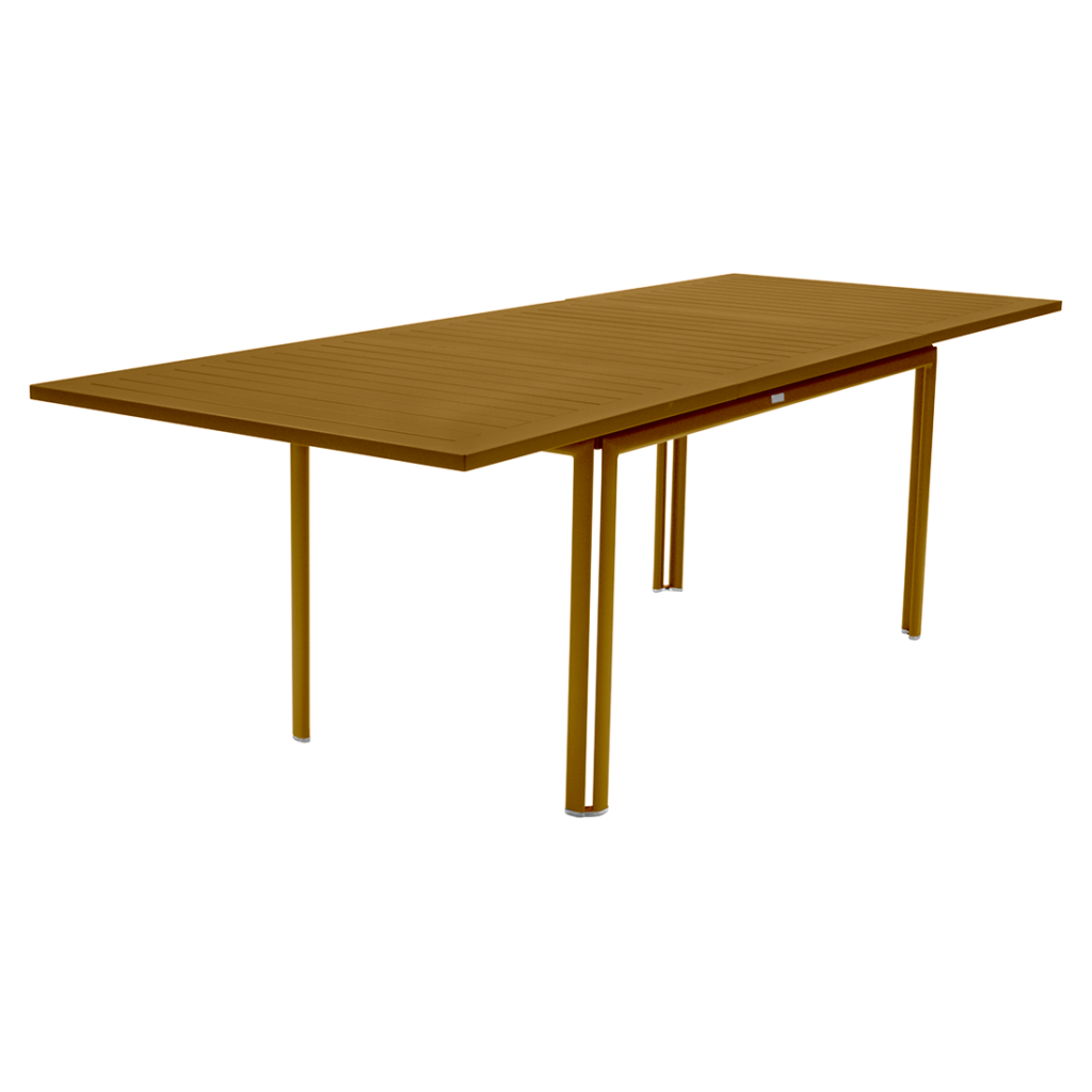 Une table en bois minimaliste avec des pieds fins et inclinés soutenus par des bases transparentes, sur un fond orange pâle.