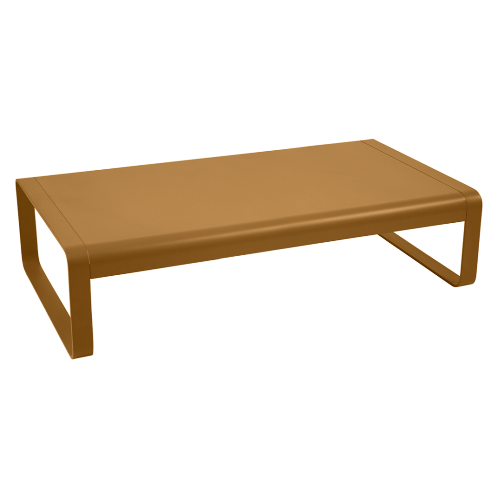 Une simple table basse rectangulaire marron Bellevie avec des bords arrondis et des pieds légèrement inclinés sur un fond beige.