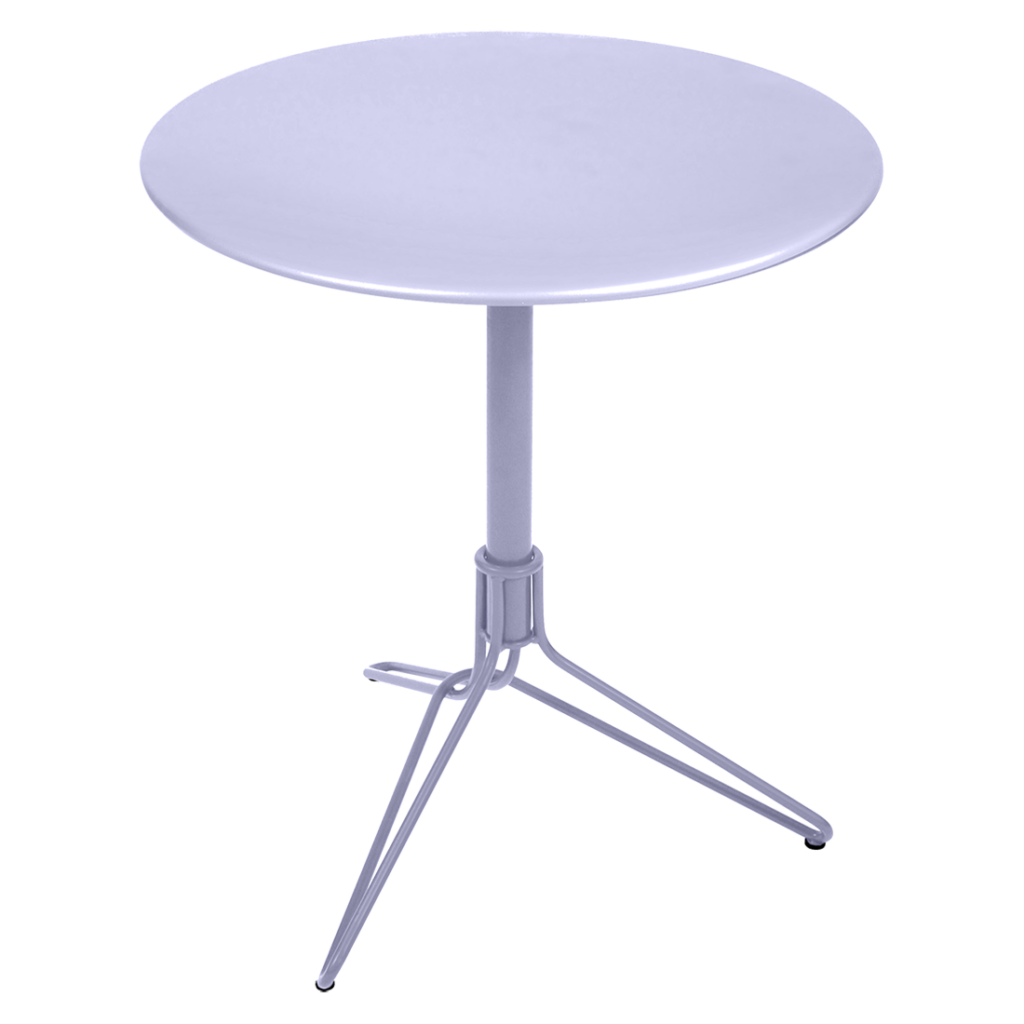 Un Guéridon blanc rond moderne avec une base tripode en métal, isolé sur fond blanc.