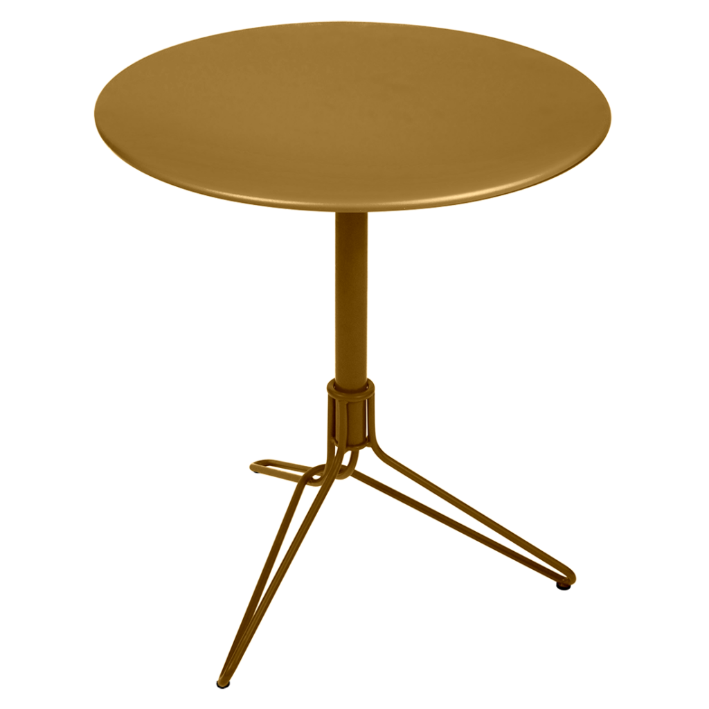 Un guéridon moderne à trois pieds en bronze avec un plateau rond et un mécanisme réglable en hauteur.