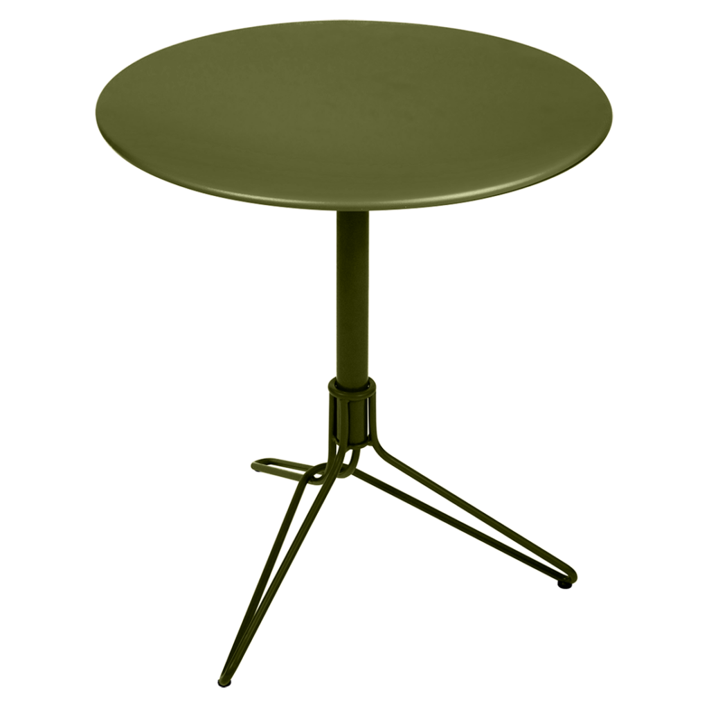 Une table d'appoint ronde en métal vert olive avec une base à trois pieds, sur un fond neutre, présentant un subtil motif Menthe glaciale.