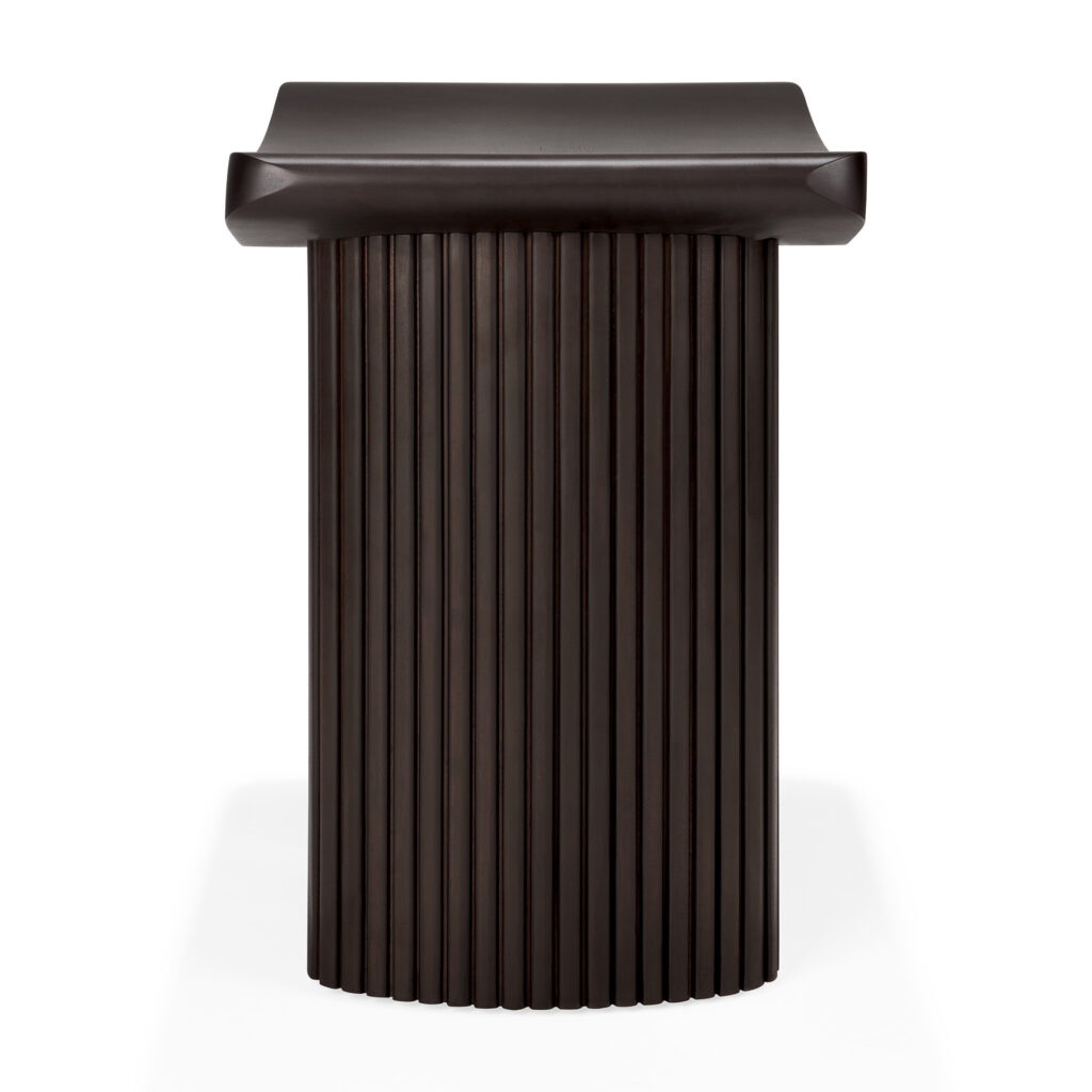 Un tabouret cylindrique Roller Max - acajou verni - marron foncé, doté de lattes verticales et d'un plateau plat et incurvé.