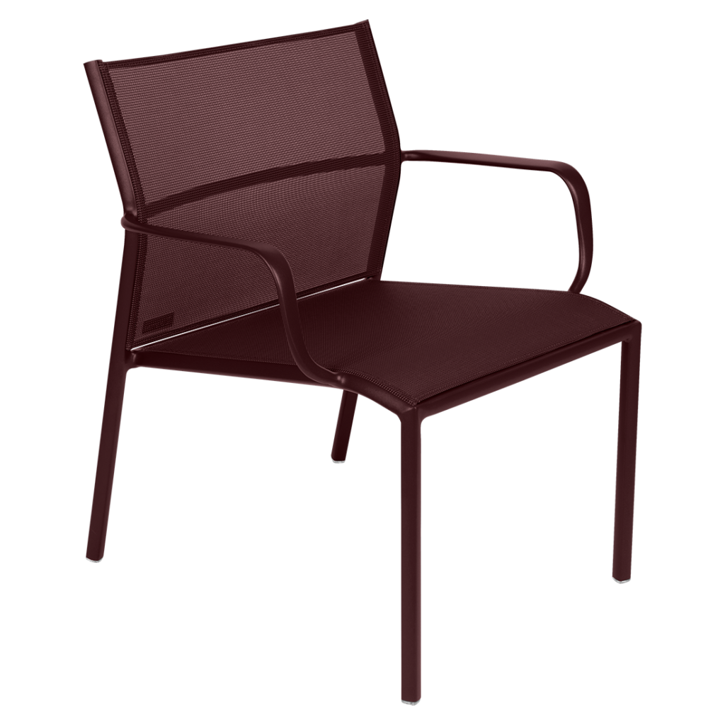 Une chaise en métal moderne de couleur marron avec un dossier et une assise en résille, dotée d'accoudoirs fins et incurvés et de pieds droits, parfaitement nommée Cadiz pour son design élégant.