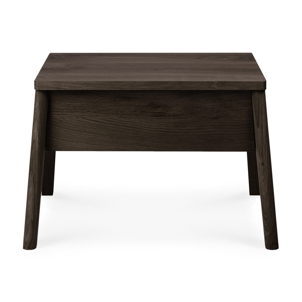 Table de chevet marron vernie en chêne, dotée d'un design élégant avec un tiroir.