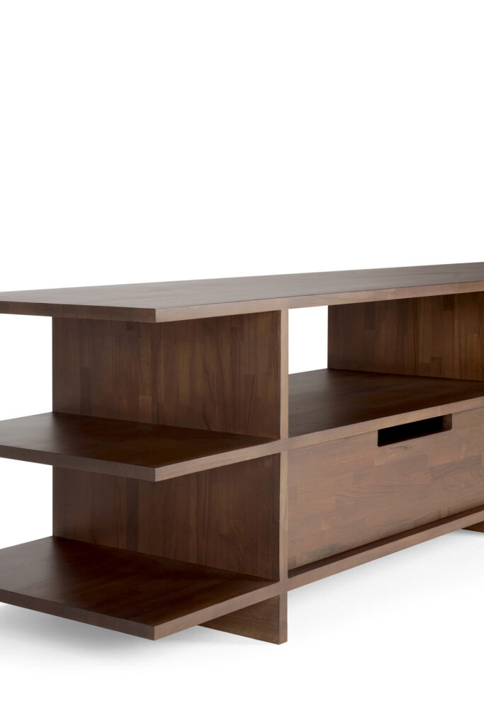 Un Meuble TV Kabuki moderne en bois avec des étagères ouvertes et un tiroir, doté d'un design élégant et d'une riche finition marron, parfait pour compléter votre ensemble Meuble TV Kabuki.