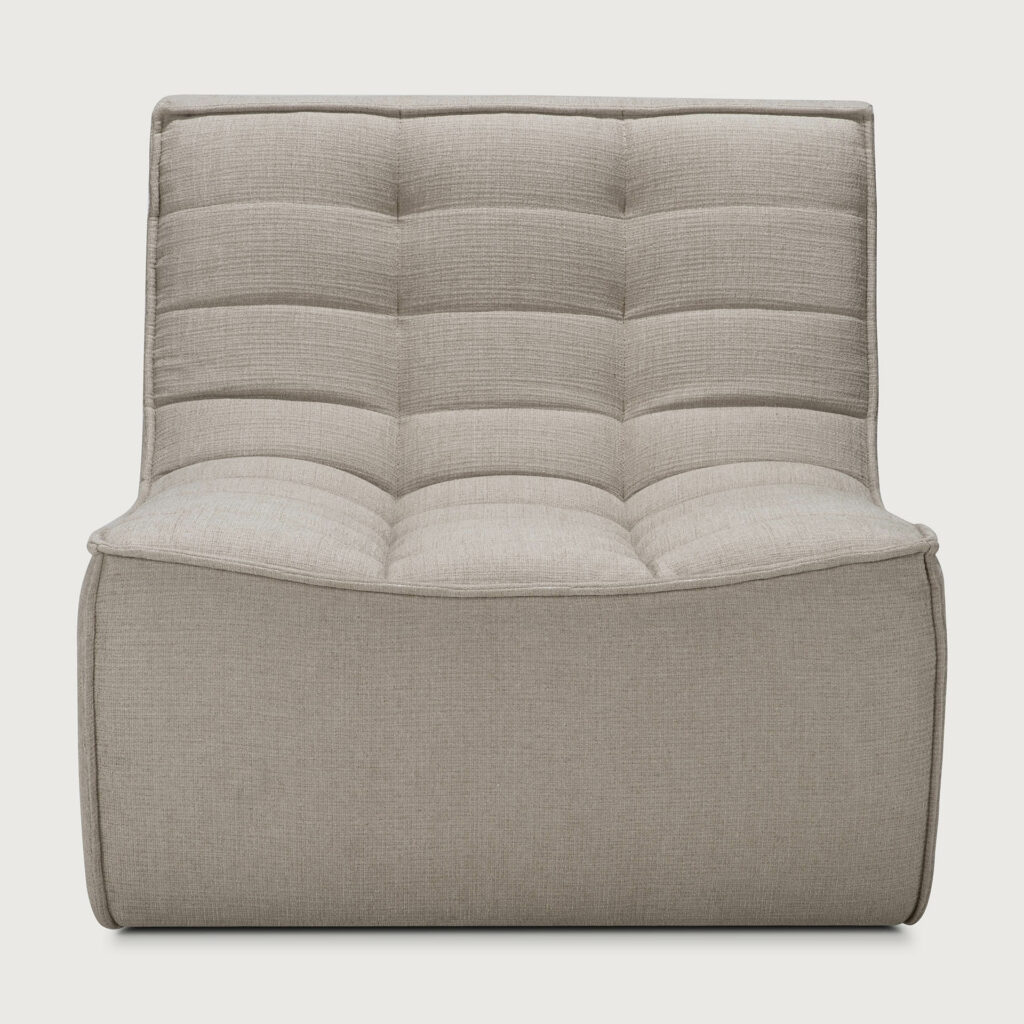 Une chaise longue sans accoudoirs de couleur taupe avec un dossier et une assise capitonnés, réalisée en tissu Ecru Eco, parfaite pour ajouter une touche d'élégance à votre salon.
