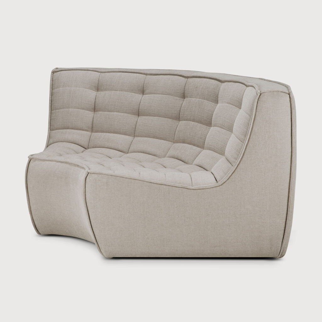 Canapé moderne beige capitonné à dossier incurvé, au design matelassé et aux bords lisses, le module d'angle arrondi N701 ajoute une touche d'élégance à n'importe quel espace.