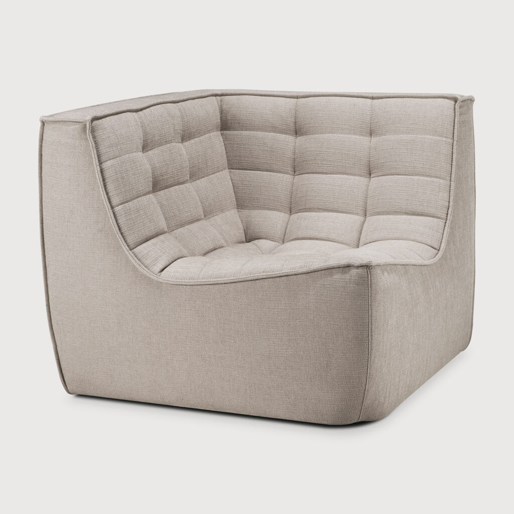 Un fauteuil carré capitonné gris clair, moderne, avec un dossier bas et un revêtement en tissu doux, faisant partie de la collection N701, est présenté sur un fond blanc.