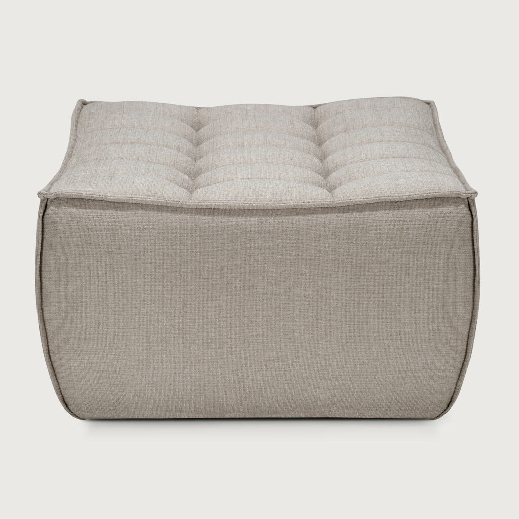 Le pouf rectangulaire capitonné beige N701 avec un dessus rembourré et un design simple et moderne offre à la fois style et fonctionnalité, ce qui en fait le repose-pieds parfait pour tout espace de vie.