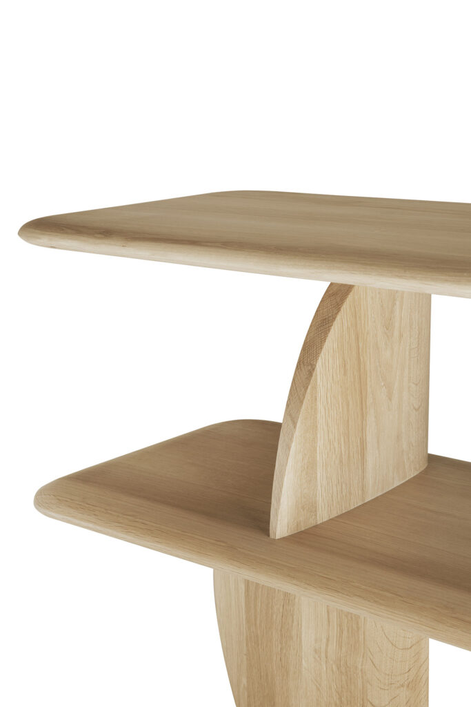 Gros plan d'une table géométrique en bois avec deux étagères rectangulaires reliées par un support central, mettant en valeur l'élégance du chêne naturel.