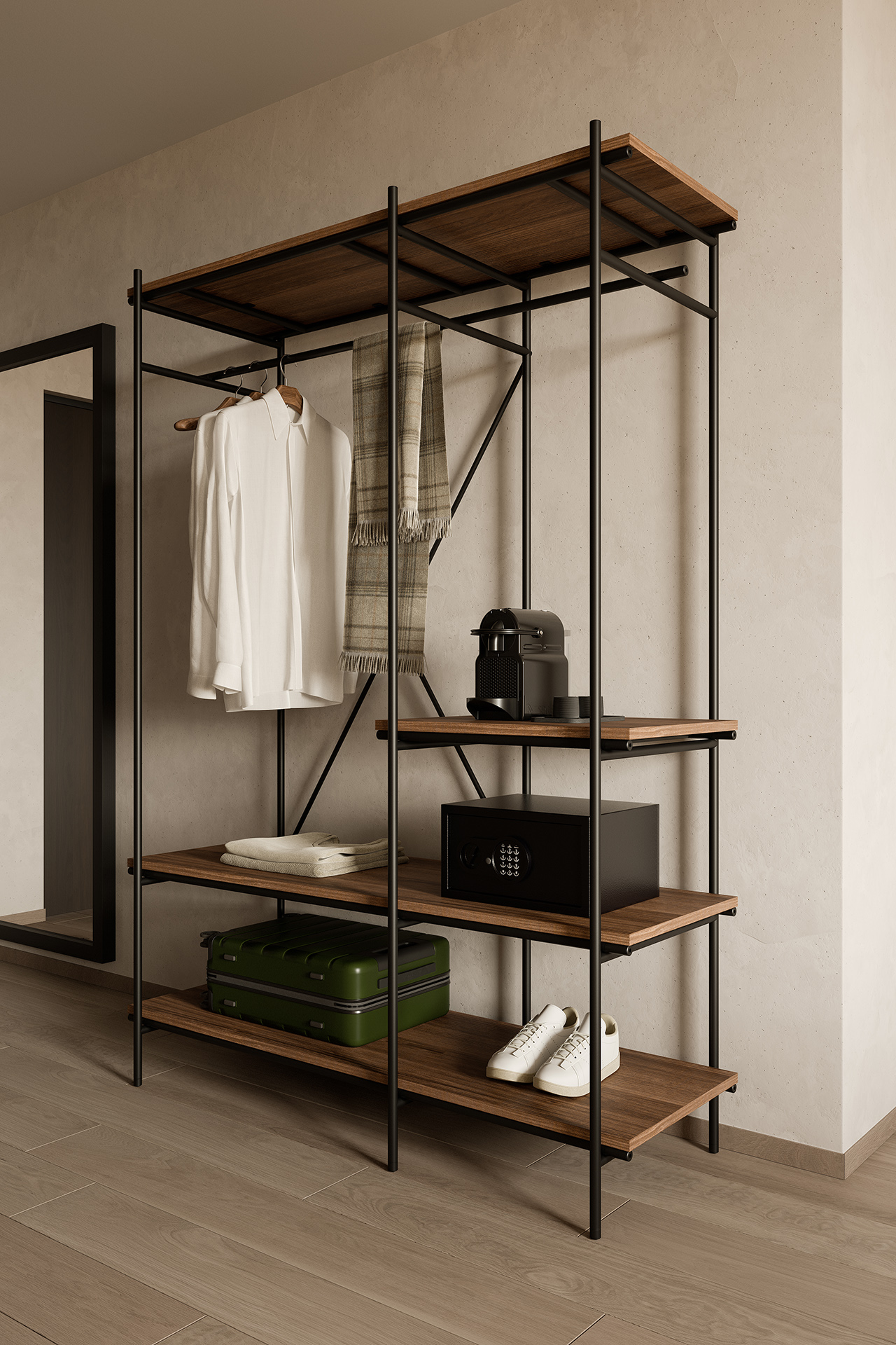 Une armoire minimaliste en métal et bois, dotée d'une finition en teck verni, comprend des vêtements suspendus, un foulard, une valise, un coffre-fort, des chaussures et un petit électroménager.