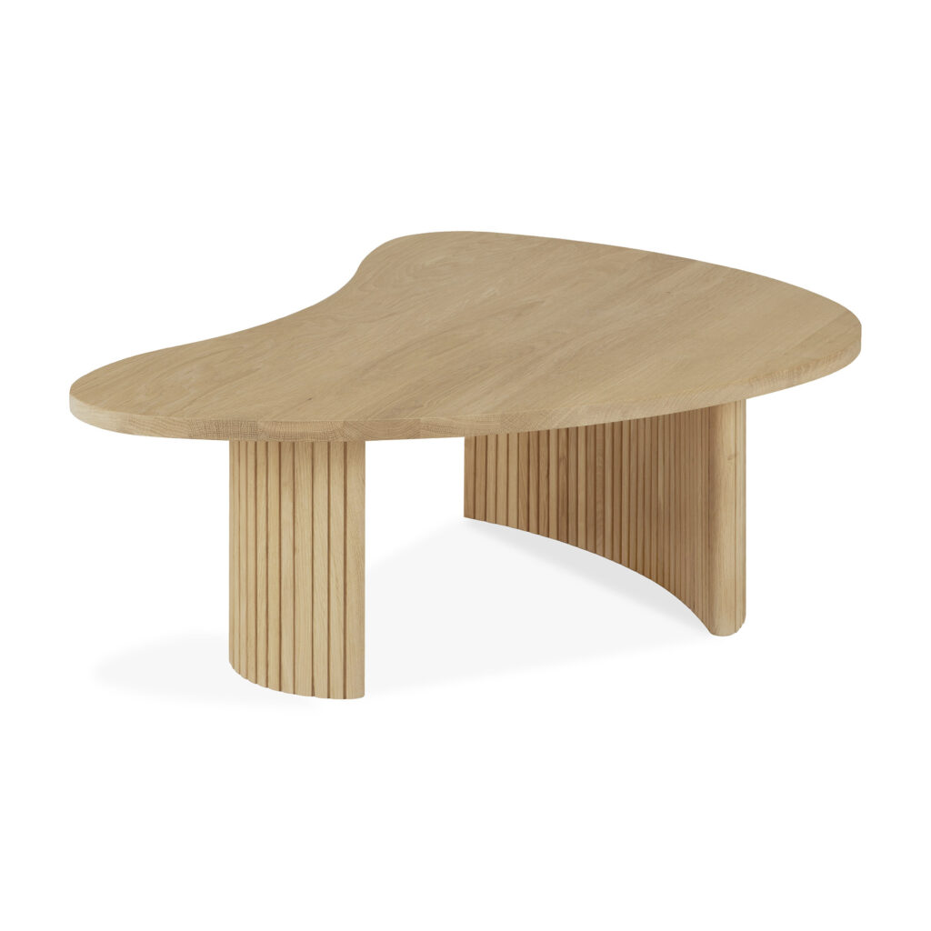 Une table basse en bois avec un plateau boomerang en forme de rein et une base incurvée unique avec des lattes verticales, fini en chêne naturel.