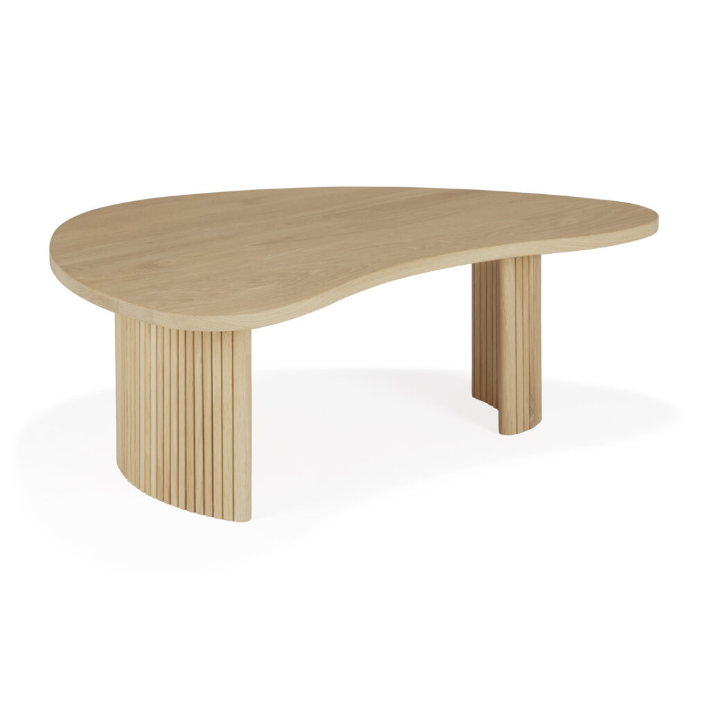 La Table basse Boomerang comprend une table basse en bois clair avec un plateau incurvé de forme organique et deux supports accentués par des lattes verticales, le tout fini en chêne naturel magnifiquement huilé.