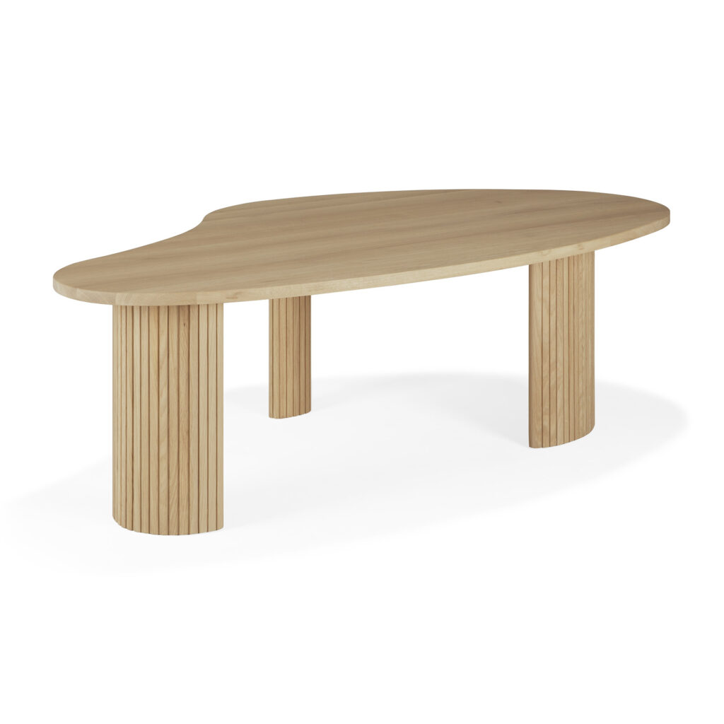 Une table en bois en forme de boomerang avec un plateau irrégulier et organique et trois pieds cylindriques nervurés en chêne naturel.