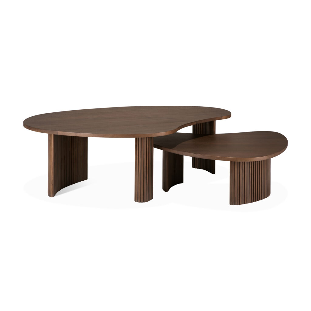 Deux tables gigognes en bois teck teinté brun vernis avec des surfaces arrondies et étagées et des pieds nervurés verticaux. La plus petite table s'insère partiellement sous la plus grande table, créant un effet boomerang élégant.