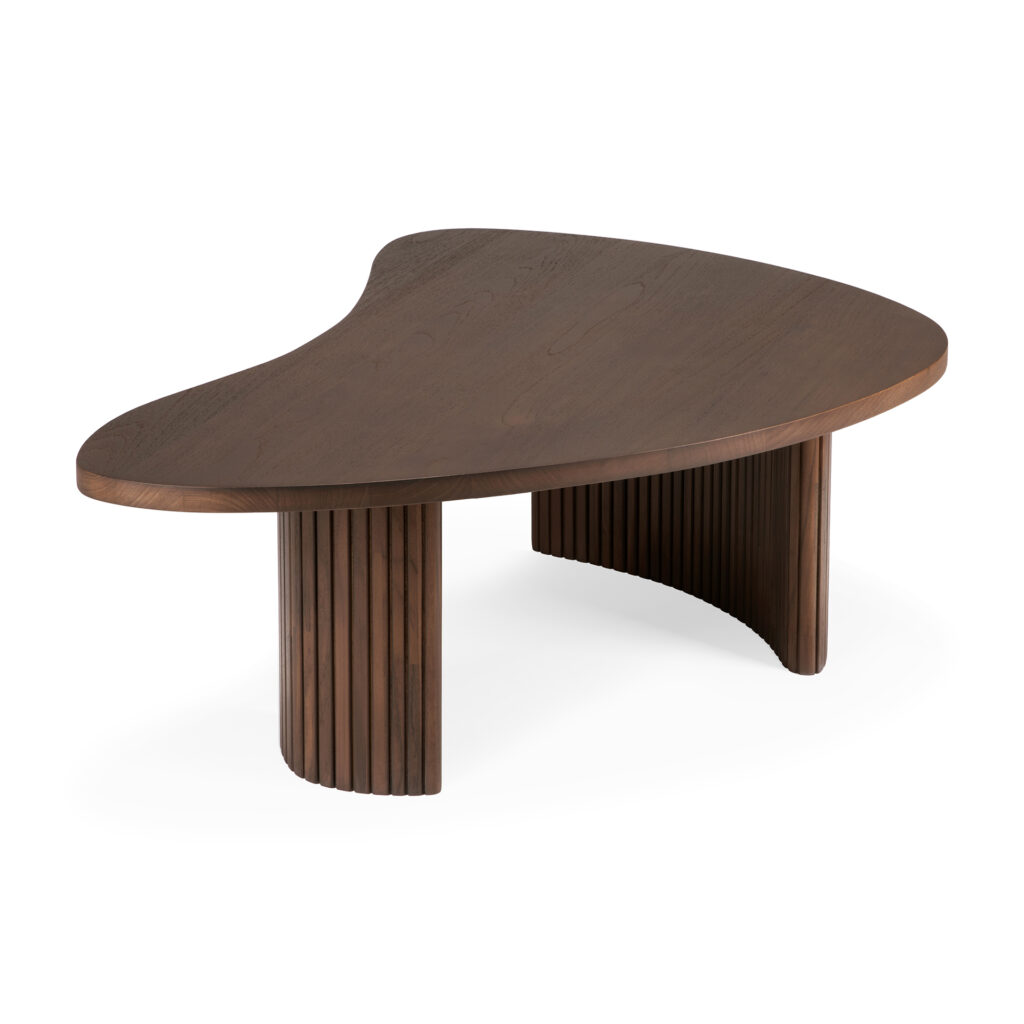 Une table basse Teck teinté brun vernis présente un plateau en bois marron au design asymétrique, complété par des pieds cylindriques nervurés sur un côté, rappelant la forme dynamique d'un boomerang.