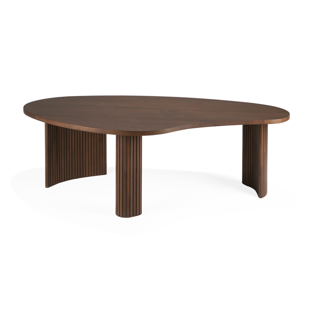 Une table à manger en bois marron avec un plateau de forme irrégulière et trois pieds épais et cannelés, rappelant le design classique de la Table basse Boomerang.