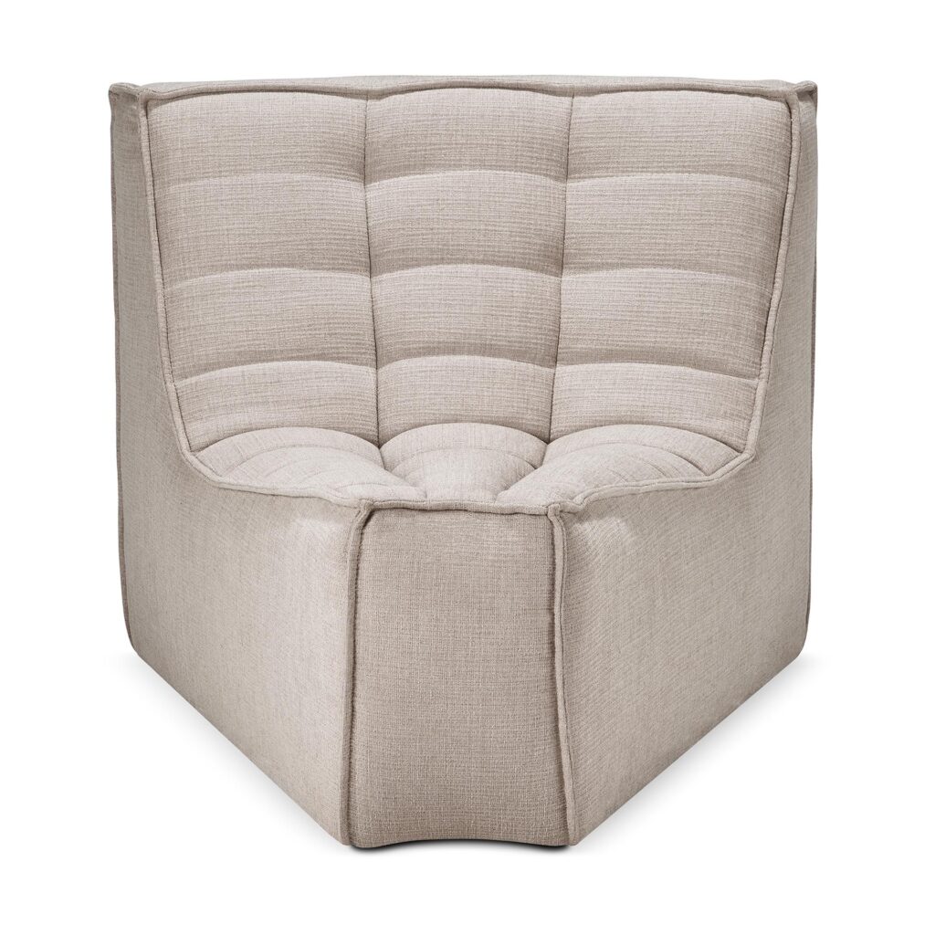 Une chaise d'angle en tissu beige, avec un revêtement capitonné et un design géométrique qui complète parfaitement le canapé modulable N701.