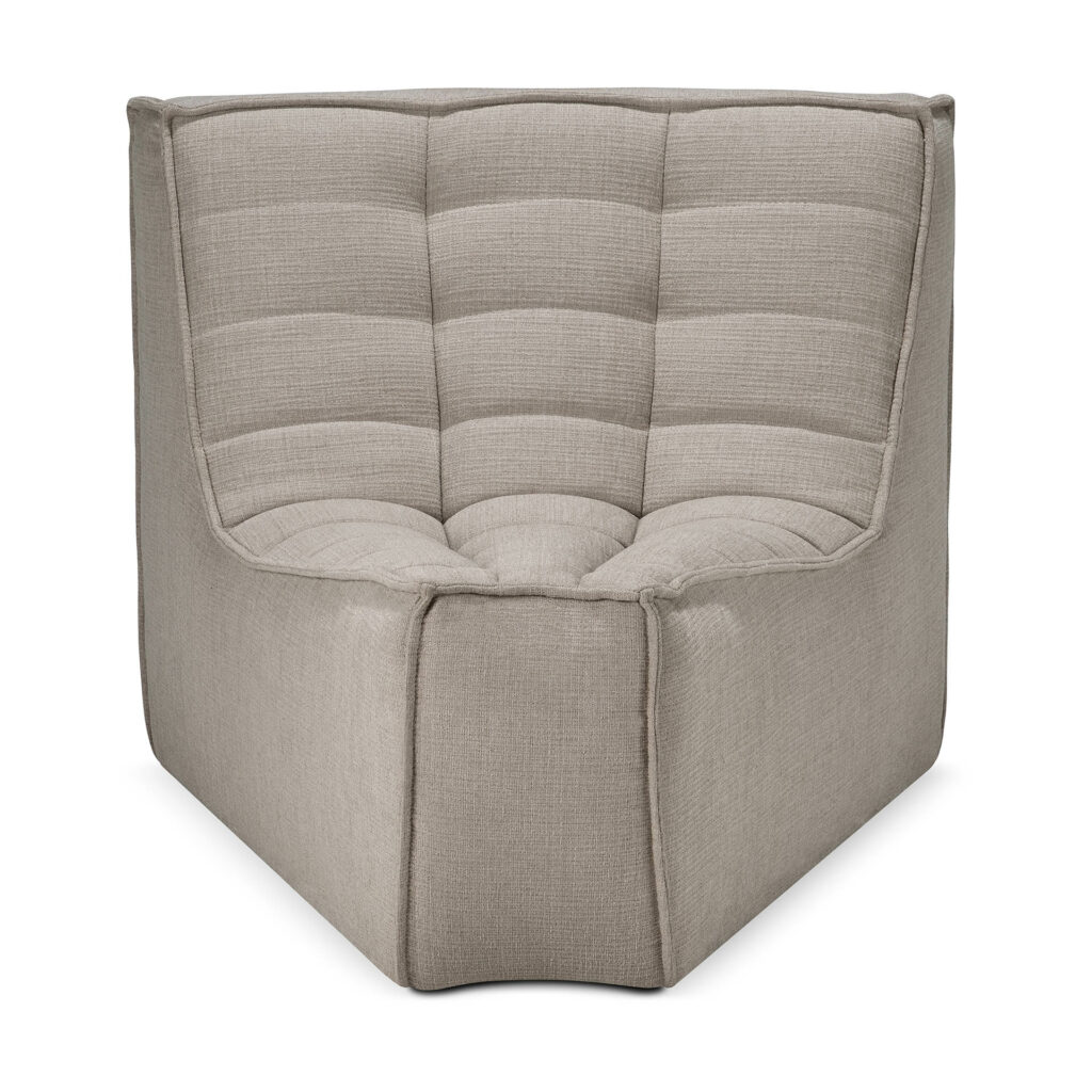 Une chaise d'angle gris clair, moderne et rembourrée avec un dossier matelassé à motifs et une base carrée, complétant parfaitement le canapé modulable Ecru Eco.