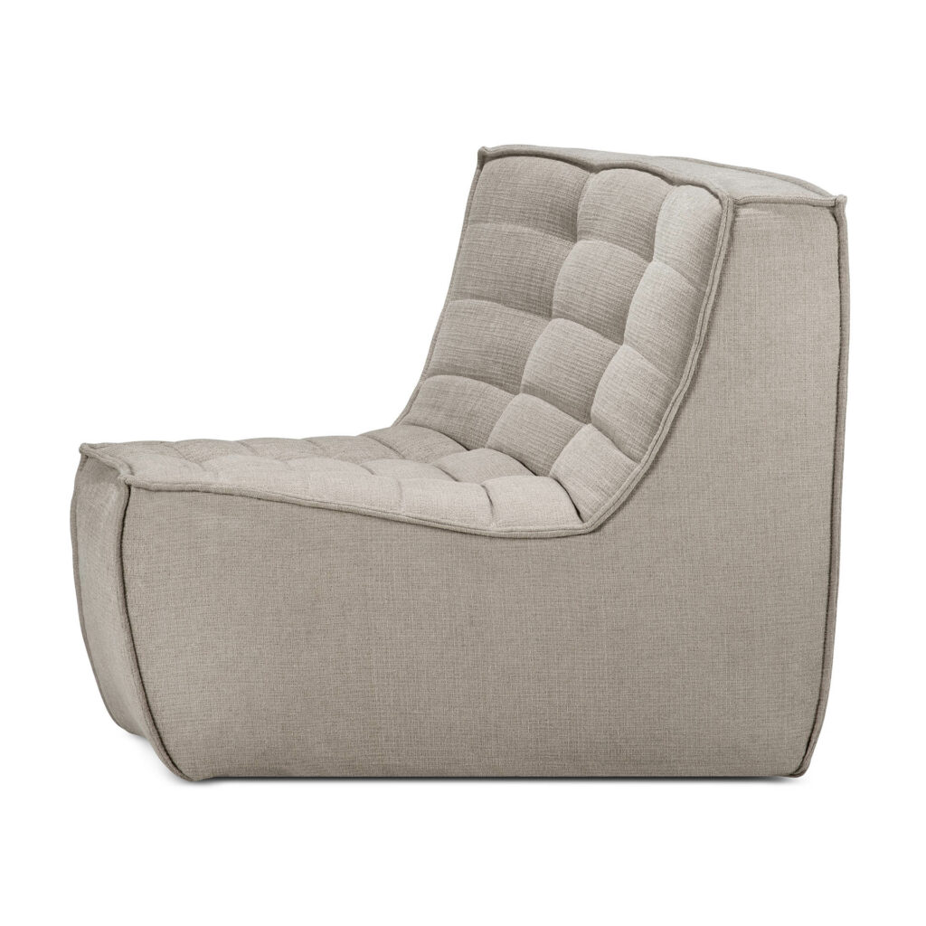 Vue latérale d'une chaise longue beige sans accoudoirs moderne avec une assise et un dossier matelassés et rembourrés et une forme légèrement inclinée semblable au canapé modulaire N701.