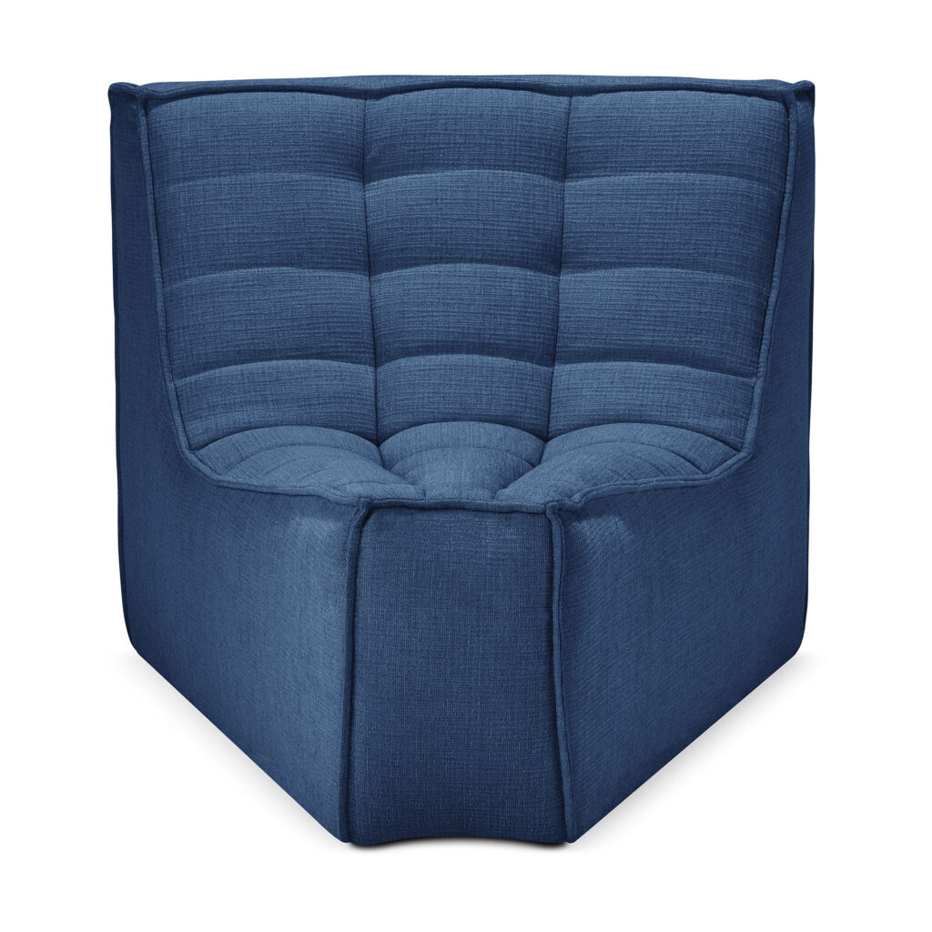 Un fauteuil capitonné bleu moderne au design géométrique est présenté de face, complétant parfaitement le tissu beige du canapé modulaire N701 adjacent.