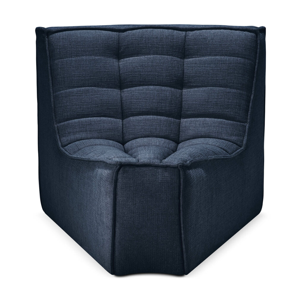Une chaise d'angle moelleuse bleu foncé avec un design matelassé et des coutures horizontales profondes, complète parfaitement un canapé modulaire N701, alliant style contemporain et polyvalence.