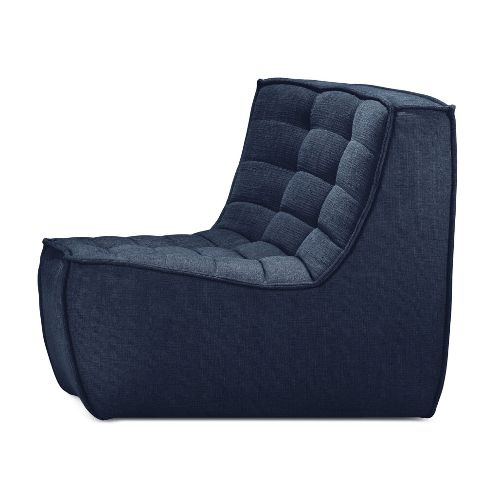 Une chaise longue moderne en tissu bleu foncé avec un motif matelassé sur le dossier et le coussin d'assise, vue de côté, constitue un ajout élégant à n'importe quelle pièce. Associez-le au canapé modulable gris foncé N701 pour un look cohérent et sophistiqué.