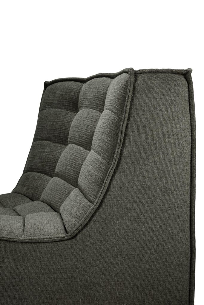 Un gros plan d'une chaise en tissu gris capitonné montre les coutures détaillées et le design rembourré, offrant une touche élégante qui rappelle le canapé modulaire N701.