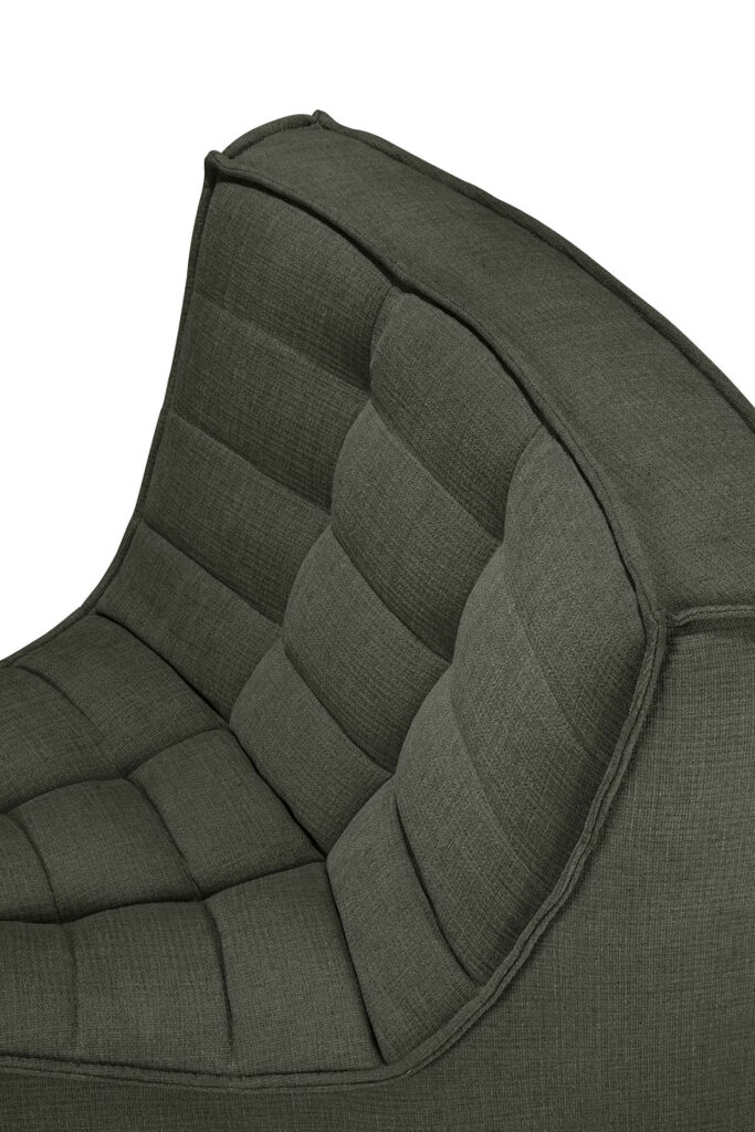 Gros plan d'une chaise longue rembourrée gris foncé au design matelassé, dotée d'un dossier et d'une assise incurvés qui complètent le canapé modulaire N701.