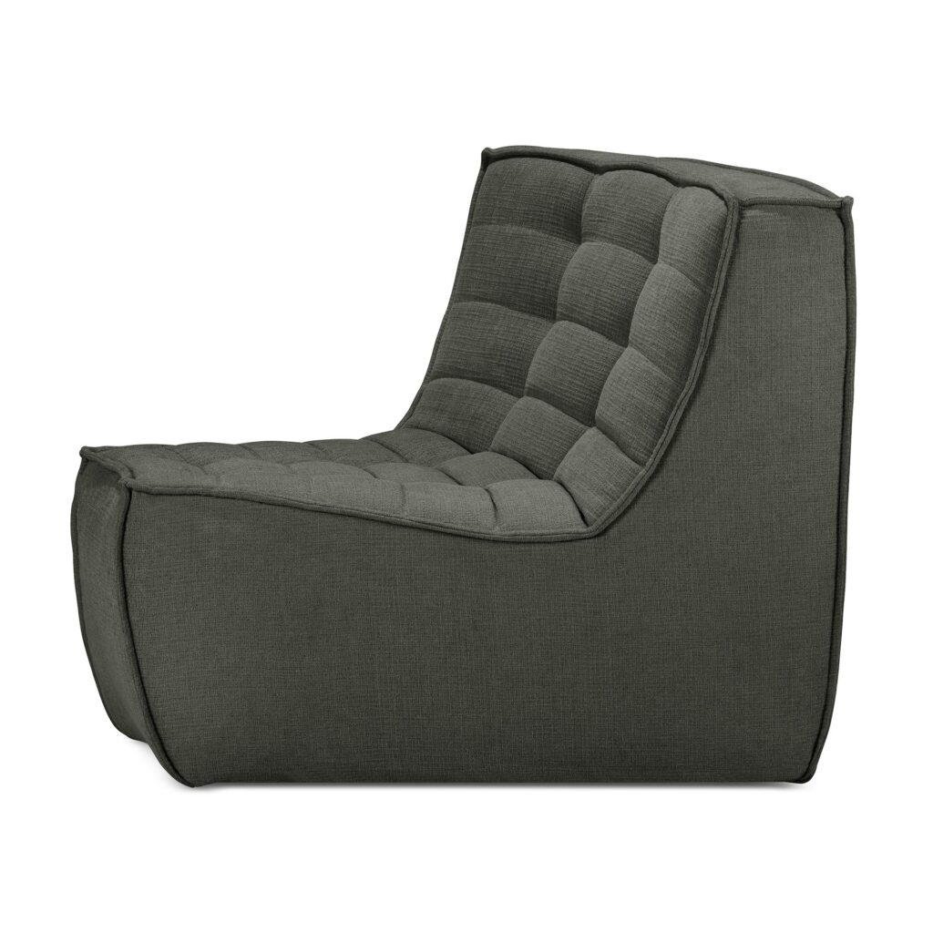 Une chaise gris foncé, sans accoudoirs et rembourrée avec un motif capitonné matelassé, présentée à partir d'un profil latéral et s'intégrant parfaitement à la collection de canapés modulaires N701.