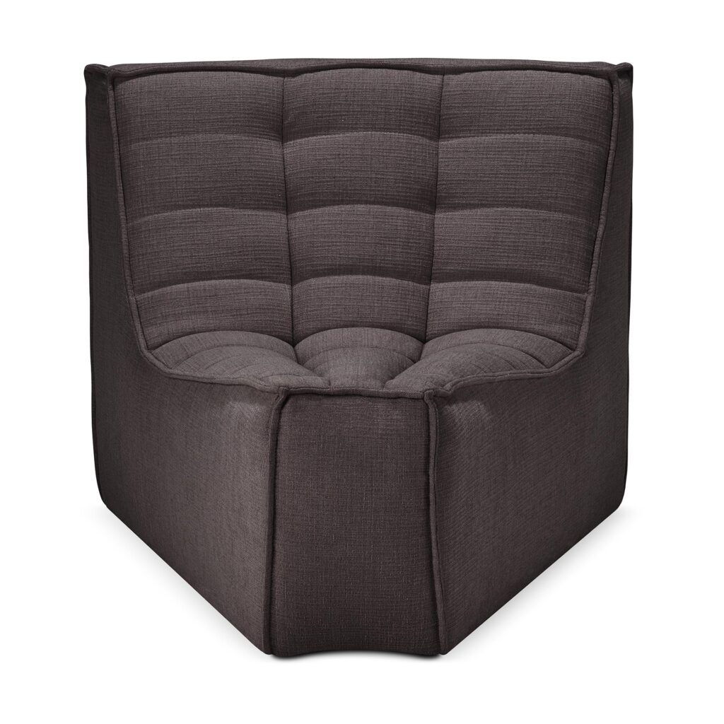 Une chaise d'angle rembourrée gris foncé avec un dossier et un siège rembourrés et matelassés verticalement, présentant un design moderne et angulaire. Faisant partie de la collection de canapés modulaires N701, il s'intègre parfaitement dans les coins arrondis à 45° pour maximiser efficacement votre espace.