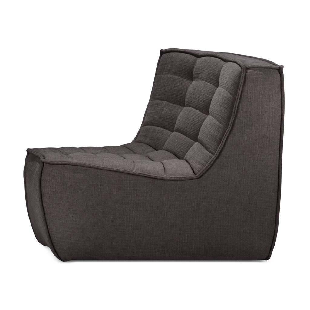 Une chaise longue rembourrée sans accoudoirs gris foncé avec un dossier et une assise capitonnés. La chaise, qui rappelle le canapé modulaire N701, présente un design moderne et minimaliste avec des bords doux qui se fondent parfaitement dans n'importe quel espace.