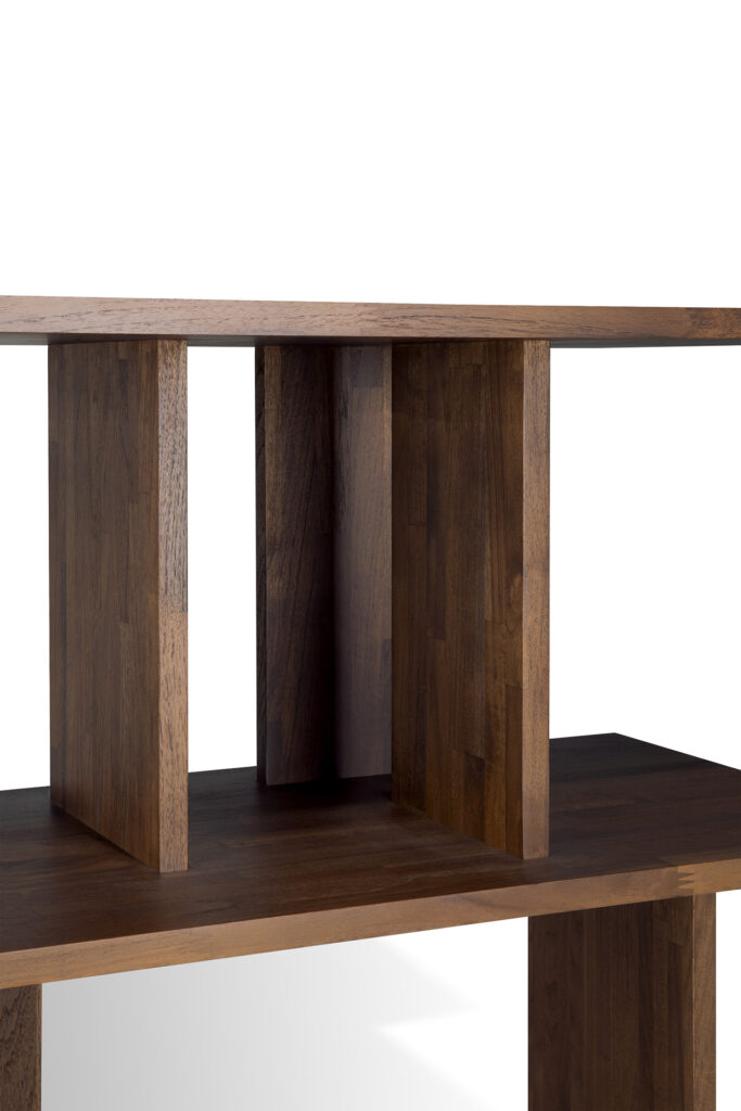 Vue rapprochée d'un rack irrégulier avec trois séparateurs verticaux et une surface supérieure plate. L'étagère, fabriquée en teck verni, présente une riche couleur marron avec un motif de grain visible.