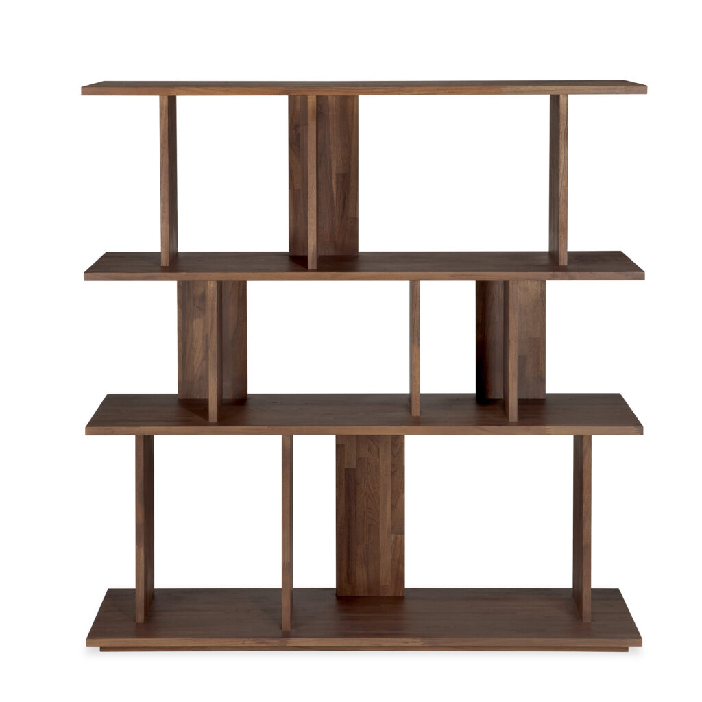 Une étagère en teck verni marron au design moderne et décalé comprend quatre étagères soutenues par des supports verticaux en bois.